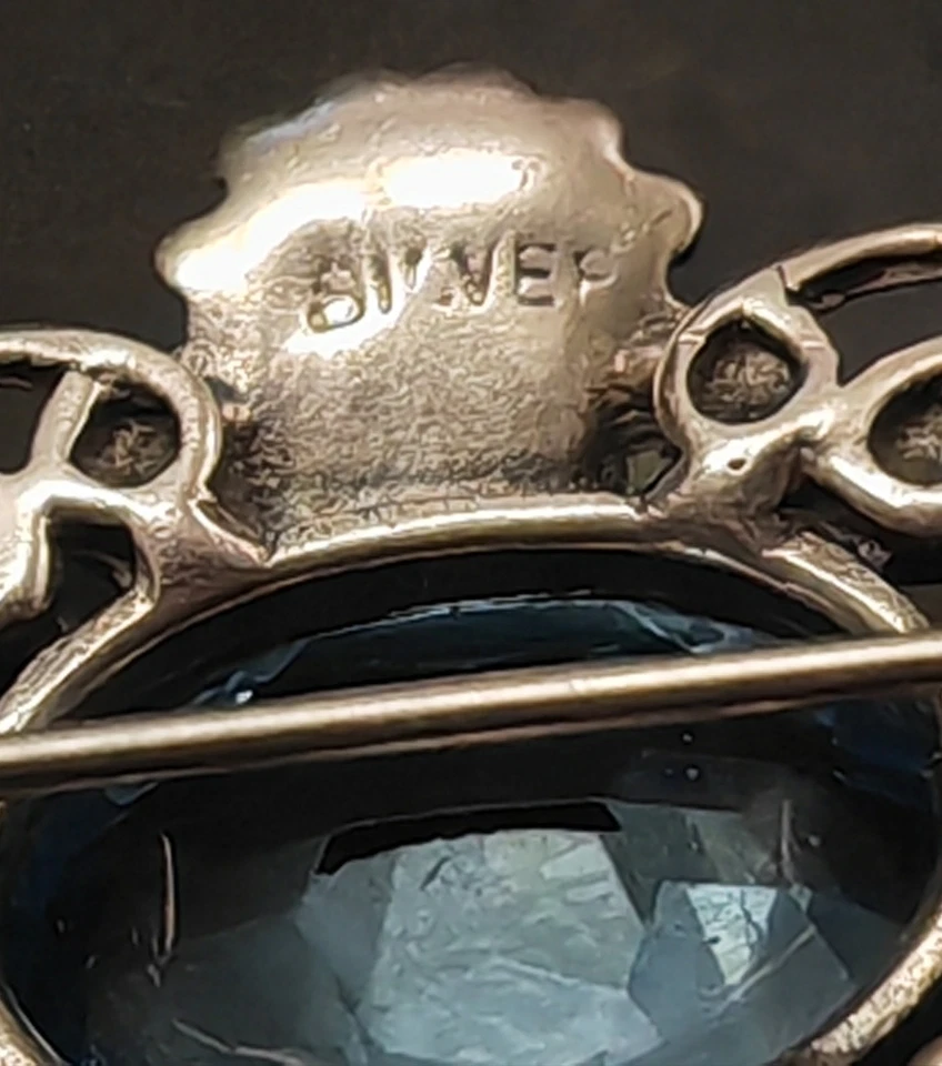 Antiguo broche prendedor eduardiano de plata fina aguamarina ornamentado en capas Foto 2 de 4