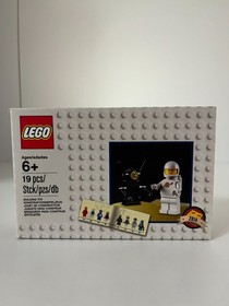 LEGO NASA Apollo SATURN V (21309) + Classic SPACEMAN Minifigure (5002812)