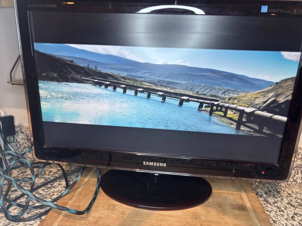 Samsung SyncMaster P2370HD 23-Inch Widescreen LCD Monitor FHD - Image 2 of 4