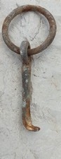 Antico gancio anello ferro battuto da muro stalla vintage rustico.