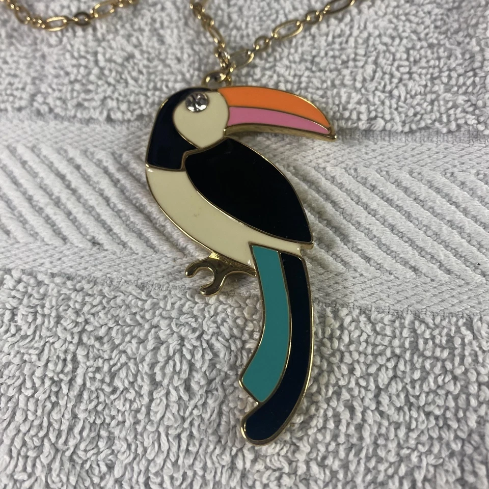 Lindo collar colgante Kate Spade New York tucán tono dorado esmalte pájaro joyería Foto 2 de 4