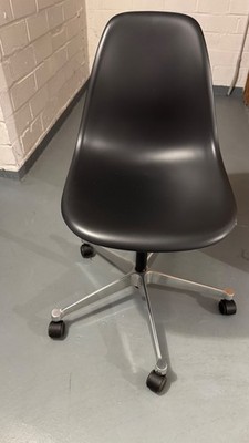 Vitra Plastic Side Chair PSCC -Rollen-Drehstuhl - schwarz Chrom - Eames