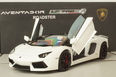 AUTOART 74696 LAMBORGHINI AVENTADOR LP700-4 ROADSTER WHITE, 1:18, NEU + OVP, MIB