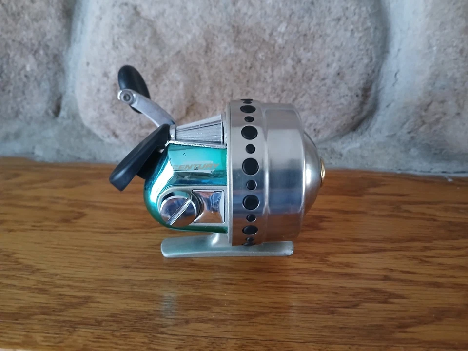 Johnson Century C200B Fish Reel/Rod Johnson 2 Piece Pistol Grip Casting Combo - Image 3 of 4