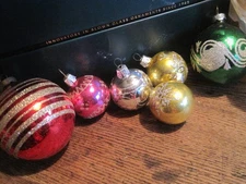 LOT OF 6 GLASS /GLITTER CHRISTMAS BALL ORNAMENTS-VARIOUS SIZES