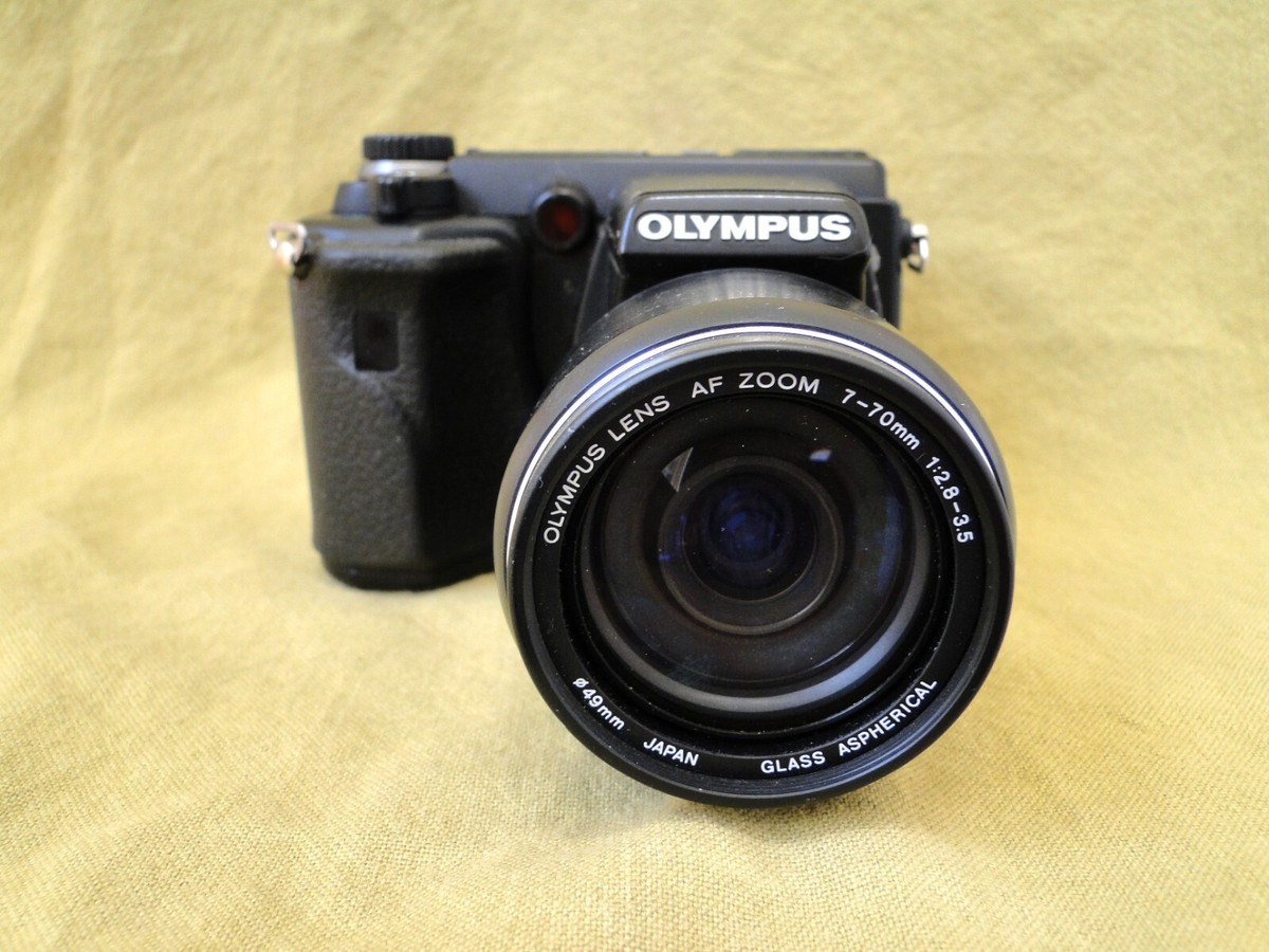 BROKEN Olympus Camedia E-100RS Digital Camera for parts or repair