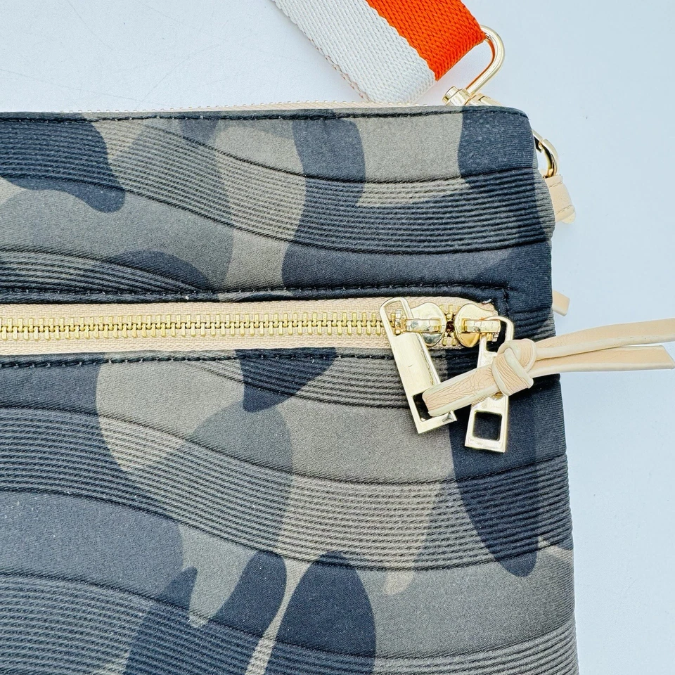 Bolso Bandolera Sondra Roberts Cuadrado Camuflaje Verde Negro Con Correa Naranja y Beige Foto 4 de 4