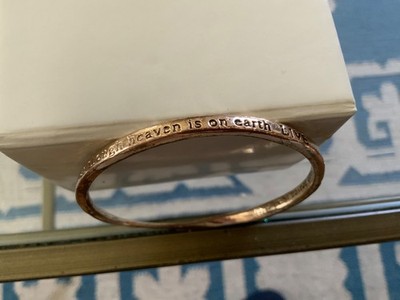 GOLDFARBENER METALLARMREIF MIT DER AUFSCHRIFT ''LEBE, ALS WÄRE DER HIMMEL AUF ERDEN'' 