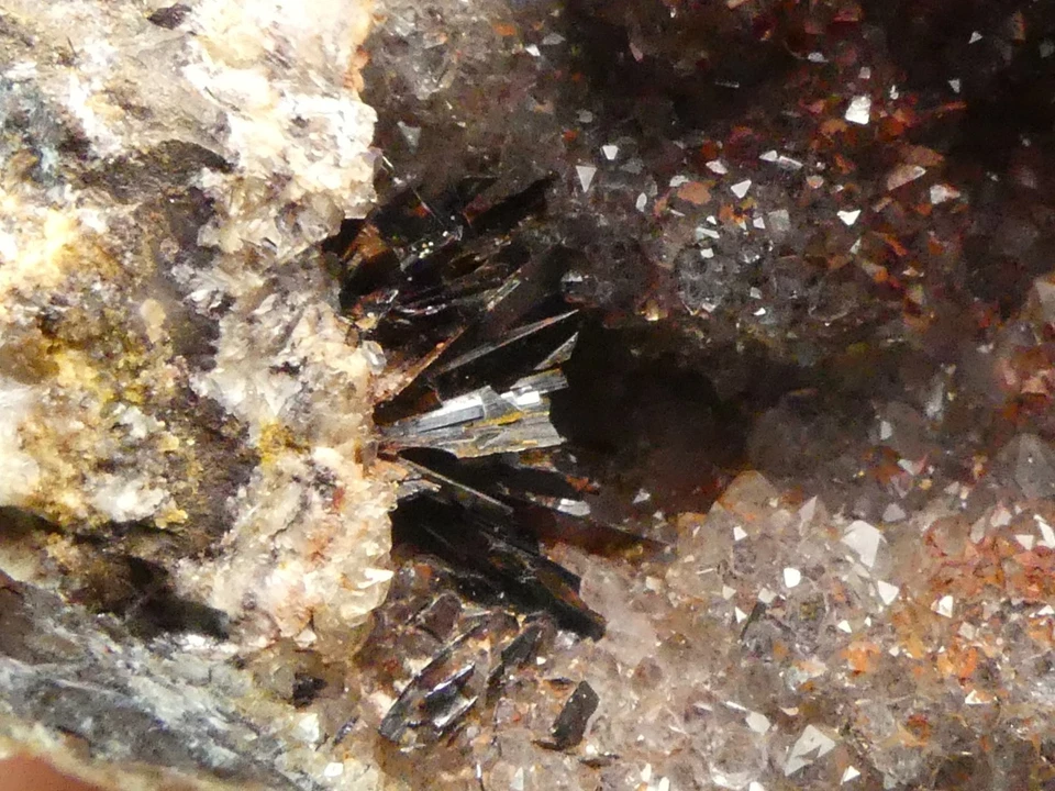 Minéraux Goethite sur Quartz Hématoide de Chaillac - Photo 2/4