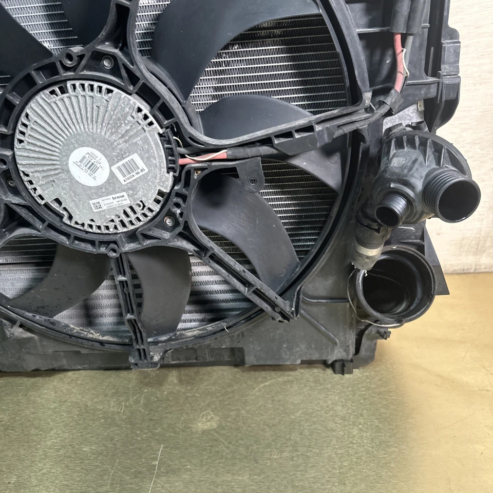 BMW X6 2015 motor principal refrigeración radiador conjunto fabricante de equipos originales. Foto 4 de 4