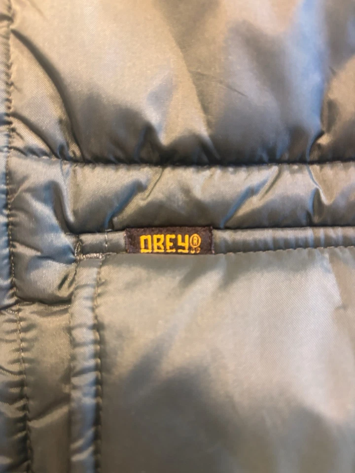 Chaleco acolchado Obey verde talla grande para hombre Foto 2 de 4