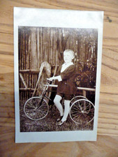 Stolzer Knabe mit seinem PHÄNOMEN  Deirad um 1920 original Foto