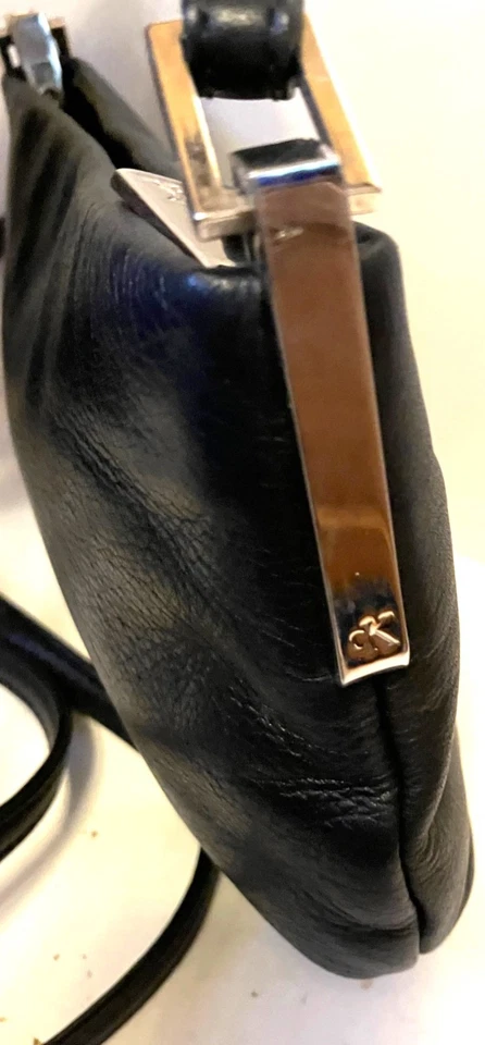 Mini bolsa tiracolo vintage Calvin Klein couro pebble preto boho 7 x 6" - Imagem 2 de 4