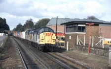 PHOTO  CLASS 37 37019 WITH CLASSMATE ON A FREIGHTLINER PASSES WINCHESTER IN OCT