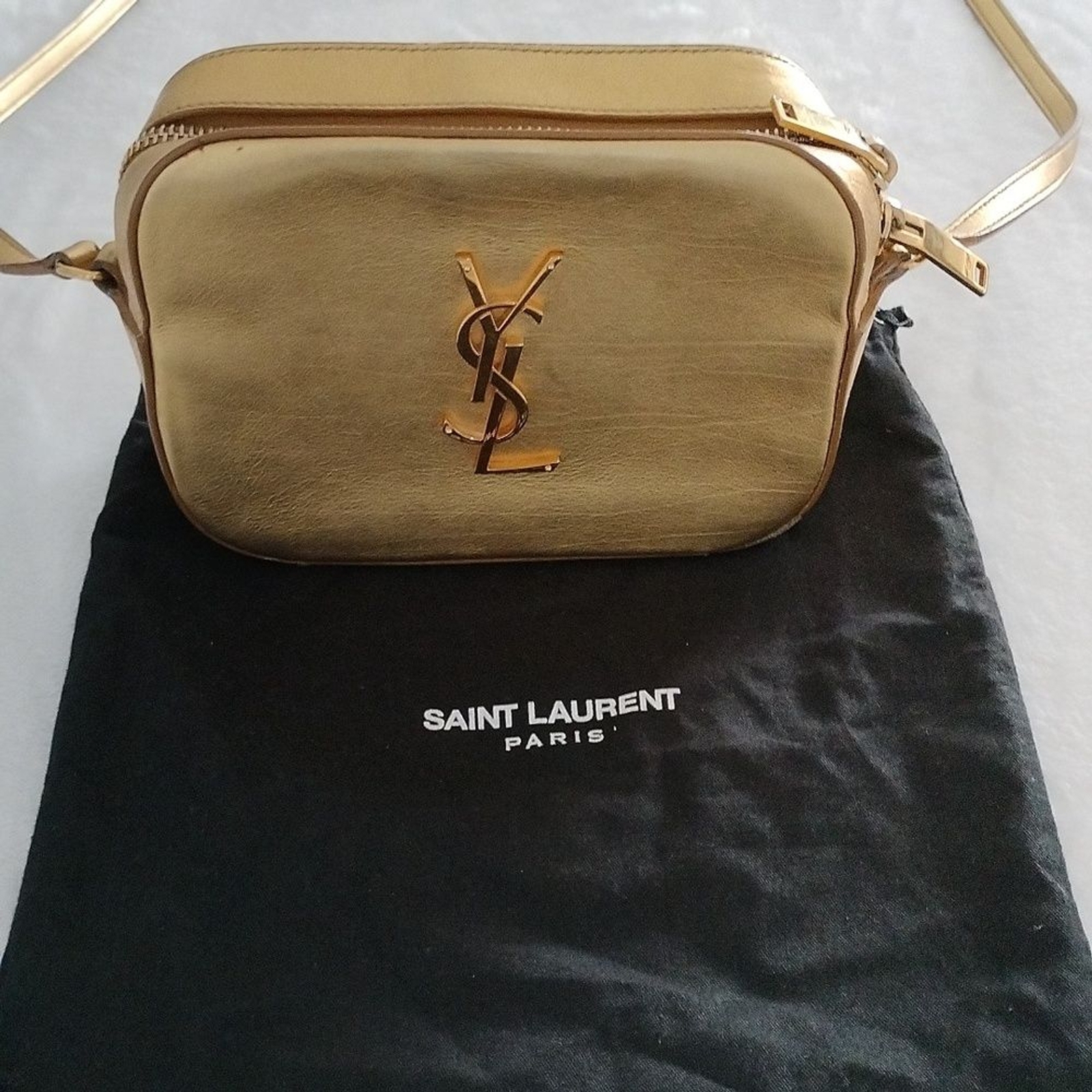 Borsa a tracolla classica Saint Laurent in pelle dorata