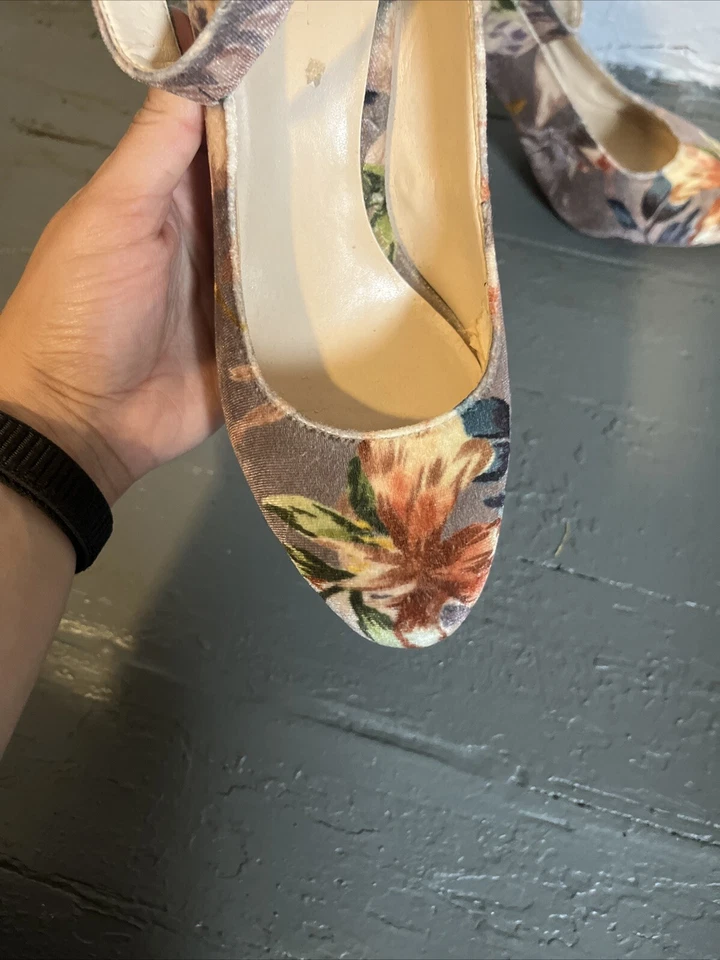 Nine West Floral Velvet Heels Sz 7 Warm Tones Buckle Medium Heel Vintage Vibe - Image 4 of 4