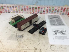 Lionel 36621 Refrigerated Milk Car / Station / Remote Control Track O Gauge