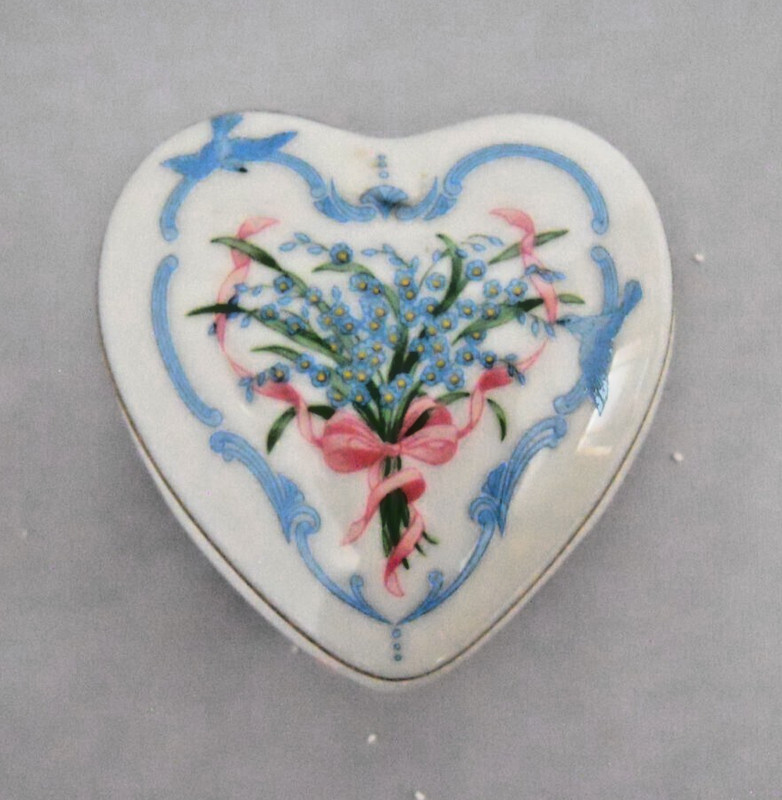 Franklin Mint Valentine's Day Porcelain Trinket Heart Box Forget Me Not 1982