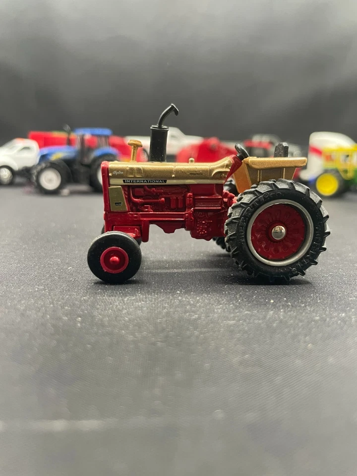 Lot Ertl 1:64 Tractors International Case New Holland John Deere Balers Truck - Image 4 of 4