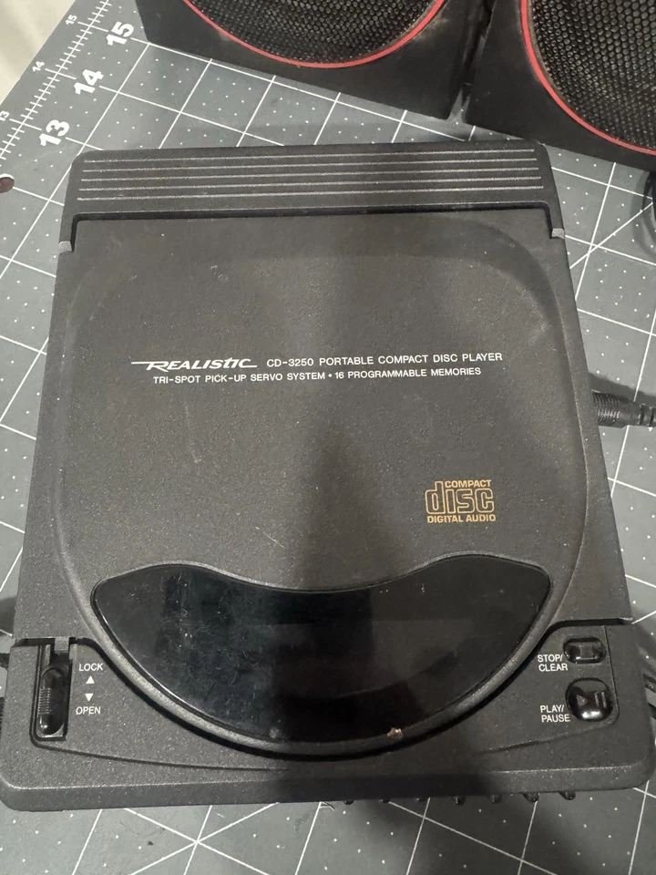 ALTAVOCES ESTÉREO CON ALIMENTACIÓN REALISTAS USADOS EN EXCELENTE ESTADO, PAR cuadrado con reproductor de CD Foto 3 de 4