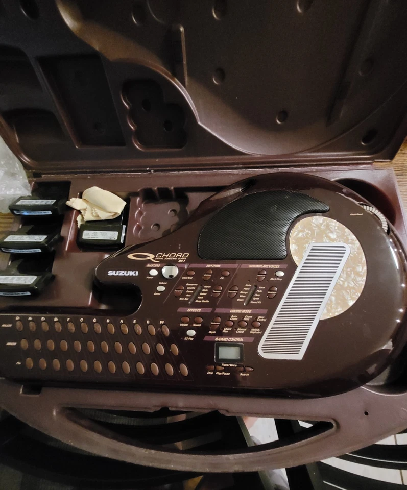 🎶 Guitarra Electrónica Digital SongCard Suzuki Q Chord QC-1 + 4 Cartuchos y Estuche Foto 4 de 4