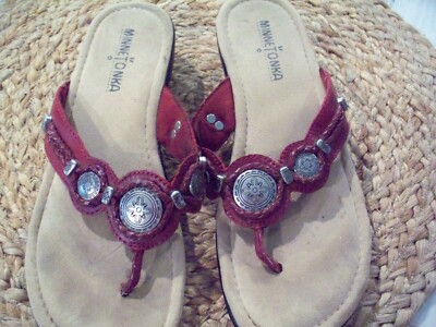 MINNET TONKA LADY'S SANDAL 7 M RED SILVER MEDALLION LEATHER THONG SLIP ON