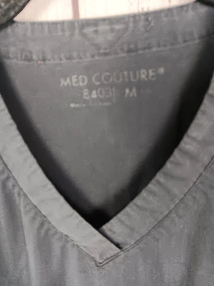 Blusa Médica Med Couture Táctil Cuello en V Azul Estaño 2 Bolsillos Delanteros Foto 3 de 4