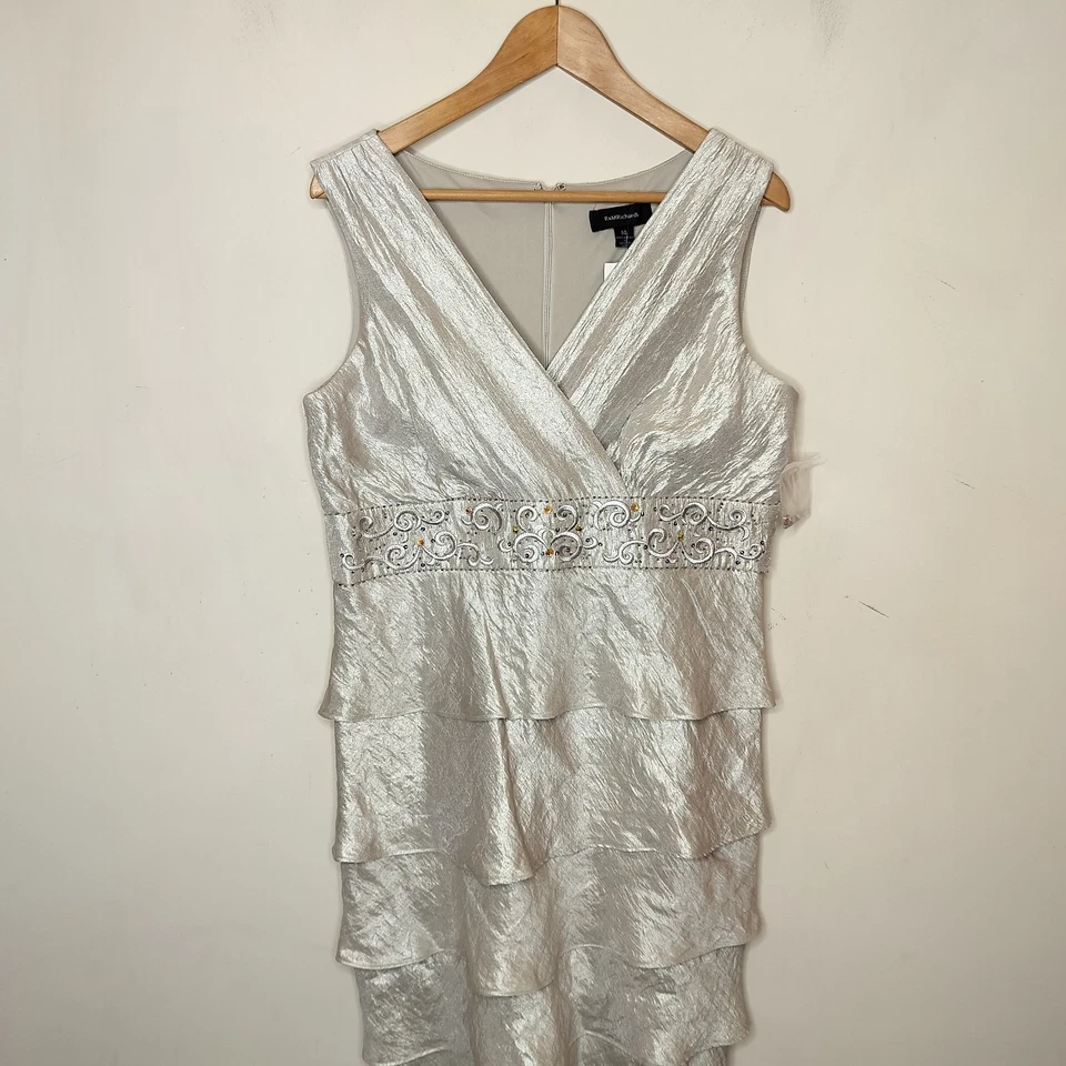 Vestido de noite feminino R&M Richards tamanho 14 enfeitado em camadas sem mangas  - Imagem 2 de 4