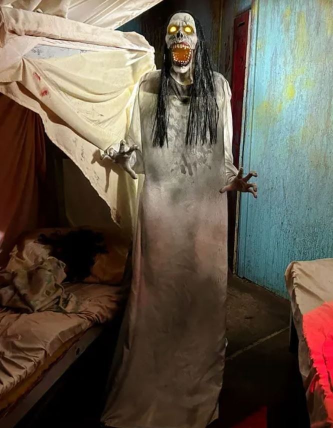 6 FT ANIMATED LURCHING WOMAN HALLOWEEN ANIMATRONIC PROP