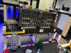 LEGO CITY  7744 Police Headquarters 100% Complete w/Minifigures & Manuals