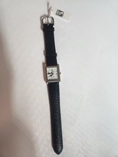 reloj This is a vintage Disney Mickey Mouse watch with a rectangular silver-ton