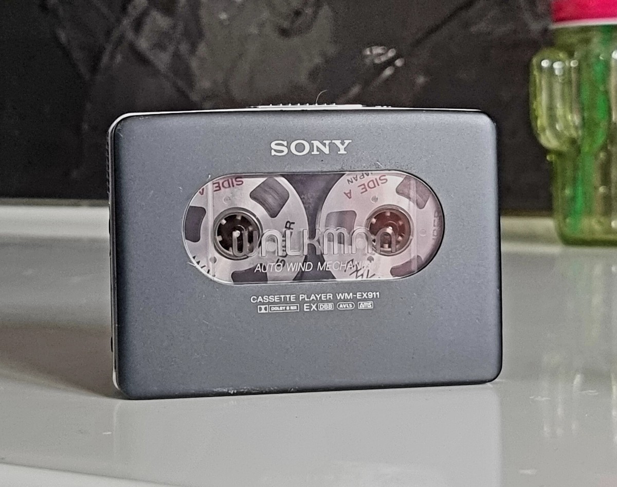 Super rare SONY WALKMAN WM-EX911 inbuilt remote & Earphones