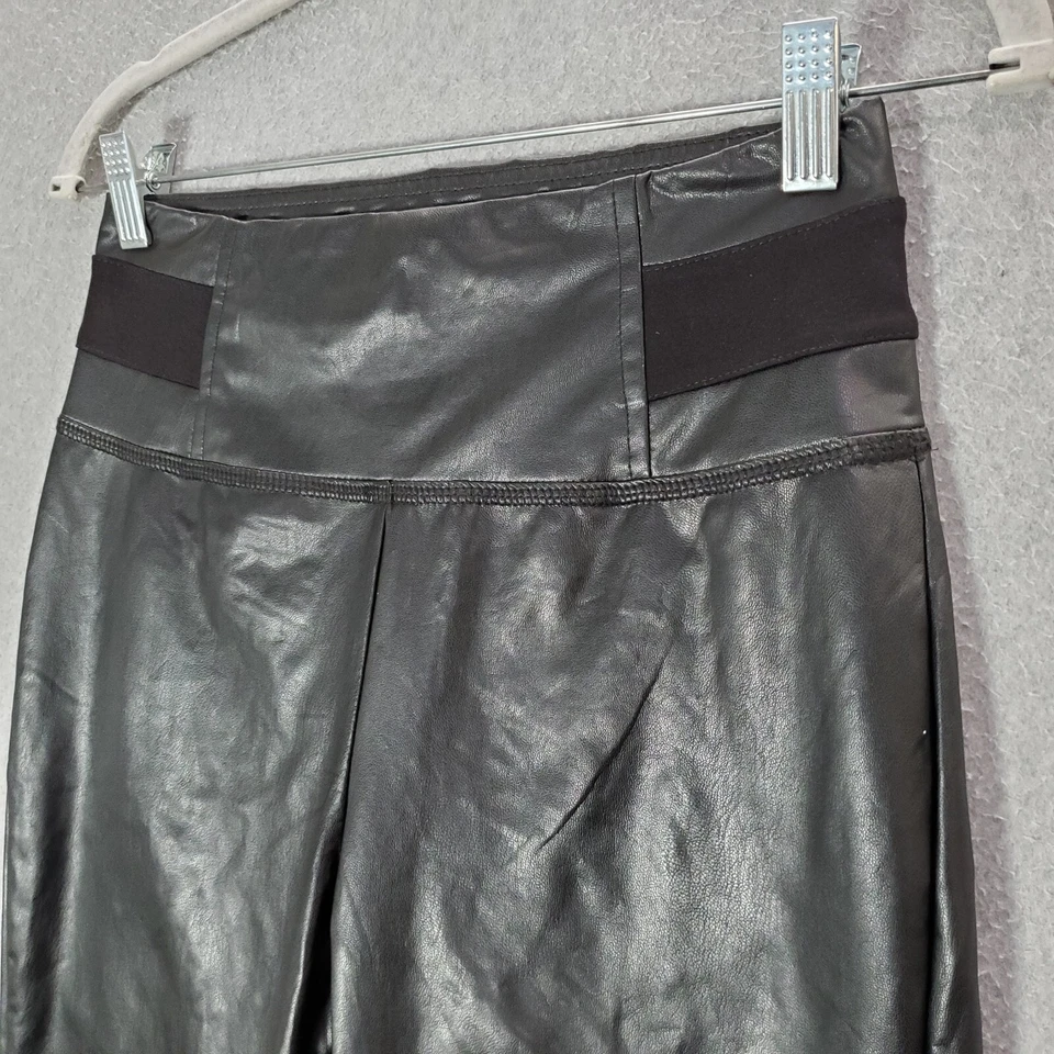 Pantalones Cortos Bebe Mujer Medianos Negros Imitación Cuero Motociclista Elastizados Logo Estrás Foto 3 de 4