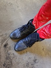 Oft und gern getragene girlie Schuhe, abgerockt und kaputt. Sammler, Liebhaber