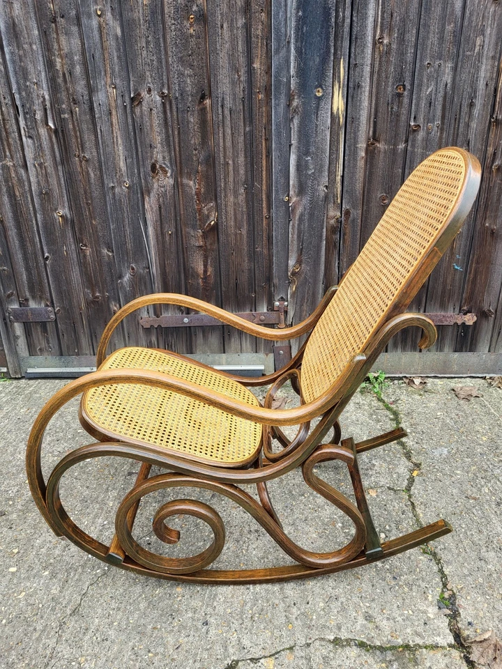 Mecedora eduardiana estilo tonet de madera curvada y caña en excelente estado. Foto 3 de 4