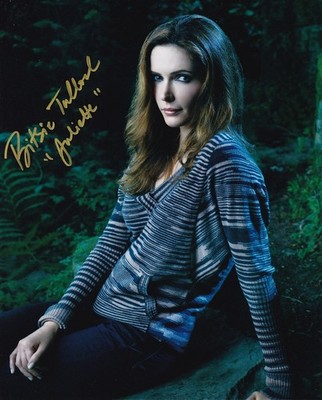 ELIZABETH TULLOCH signed Autogramm 20x25cm GRIMM in Person autograph COA