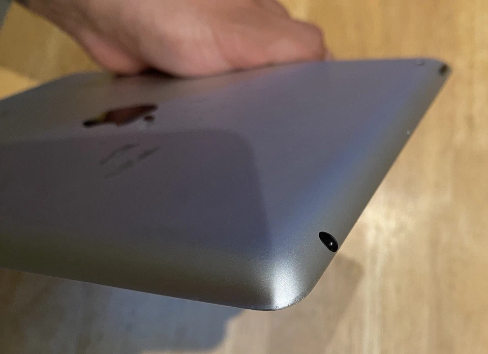 Ipad 2 Wifi Black (32gb) With Leather Case And Charger Bundle - Image 4 of 4