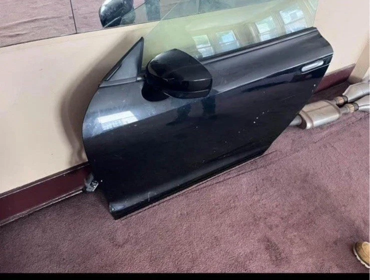 Conjunto de carcasa de puerta del conductor delantero izquierdo Nissan GTR R35 2009-2016 OEM Foto 3 de 4