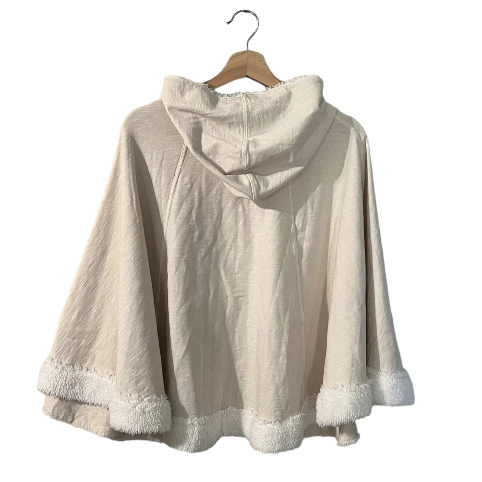 Poncho XCVI Capa Talla Mediana Con Capucha Sherpa Imitación Piel Ribete Terry Francés Cremallera Completa Foto 3 de 4