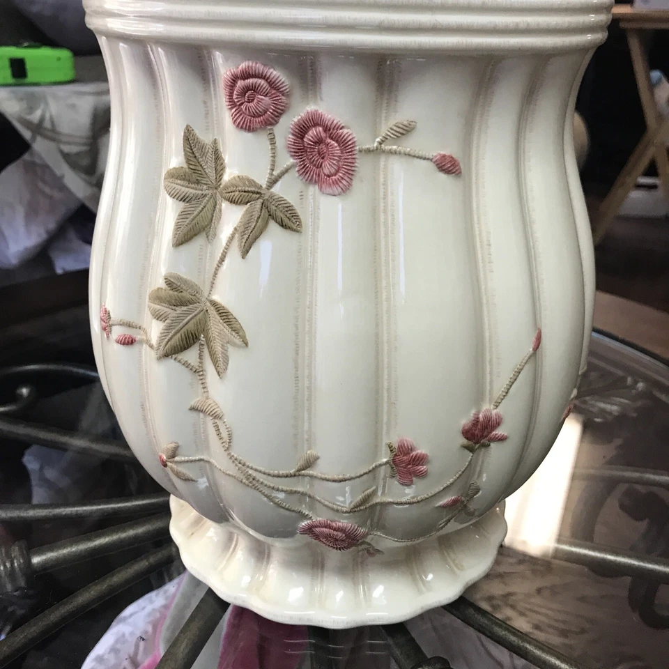 Croscill Rose Garden Pink / Eggshell Ceramic Waste paper Basket Used - Image 4 of 4
