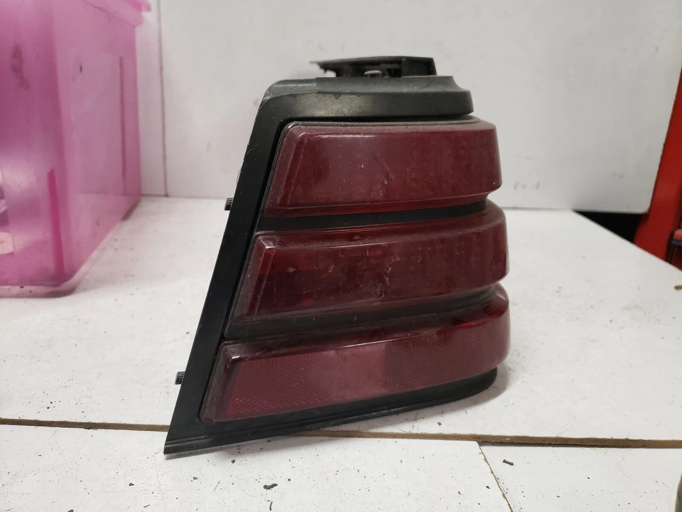 1986 Pontiac 6000 4 Door Sedan Left Tail Light - Imagem 4 de 4