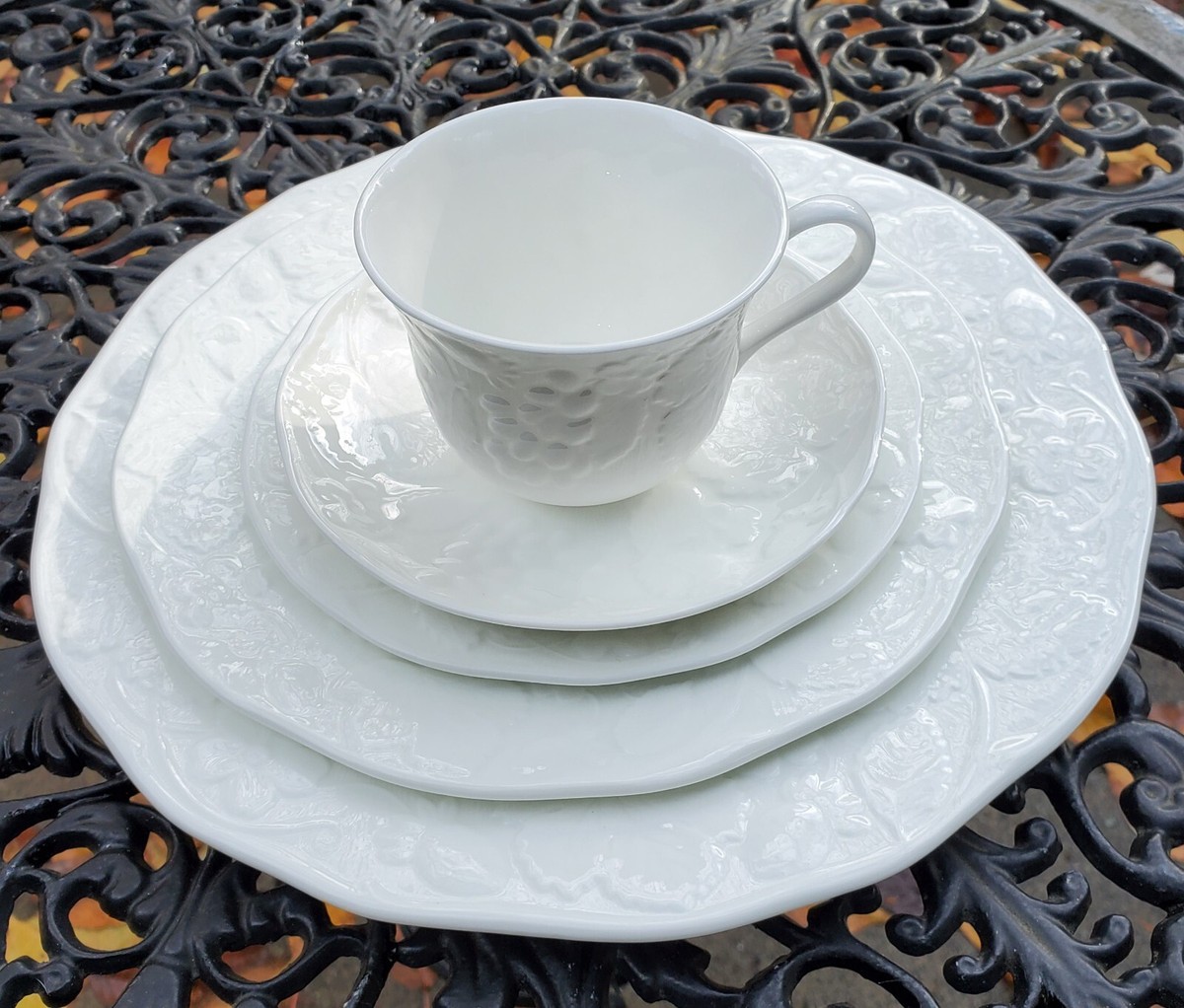 5 pc Wedgwood Strawberry & Vine Dinner Set Setting Fine Bone China