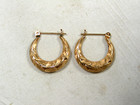 ..Vintage .14K Gold Graduated Textured Engraved Design Hoop Pierced Earrings... — photo 1