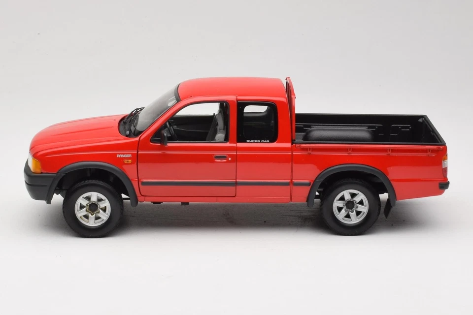 AC8089100 Ford Ranger Red Action 1:18 - Image 4 of 4