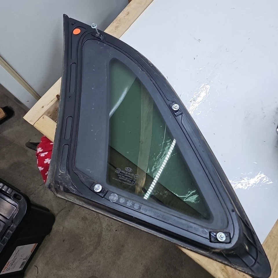 2011-2015 KIA SORENTO RIGHT PASSENGER SIDE REAR QUARTER GLASS PANEL WITH PRIVACY - Image 3 of 3
