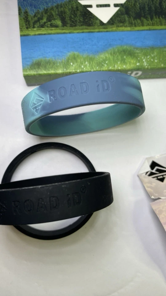 Paquete de muñequeras elásticas de silicona ROAD ID azul tie dye pequeñas, negras en S y medianas Foto 4 de 4