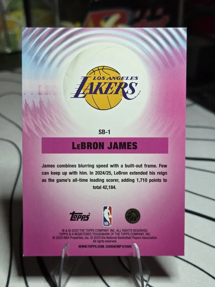 2025-26 Topps #SB-1 LeBron James Sonic Boom Refractor Los Angeles Lakers SP Foto 2 de 2