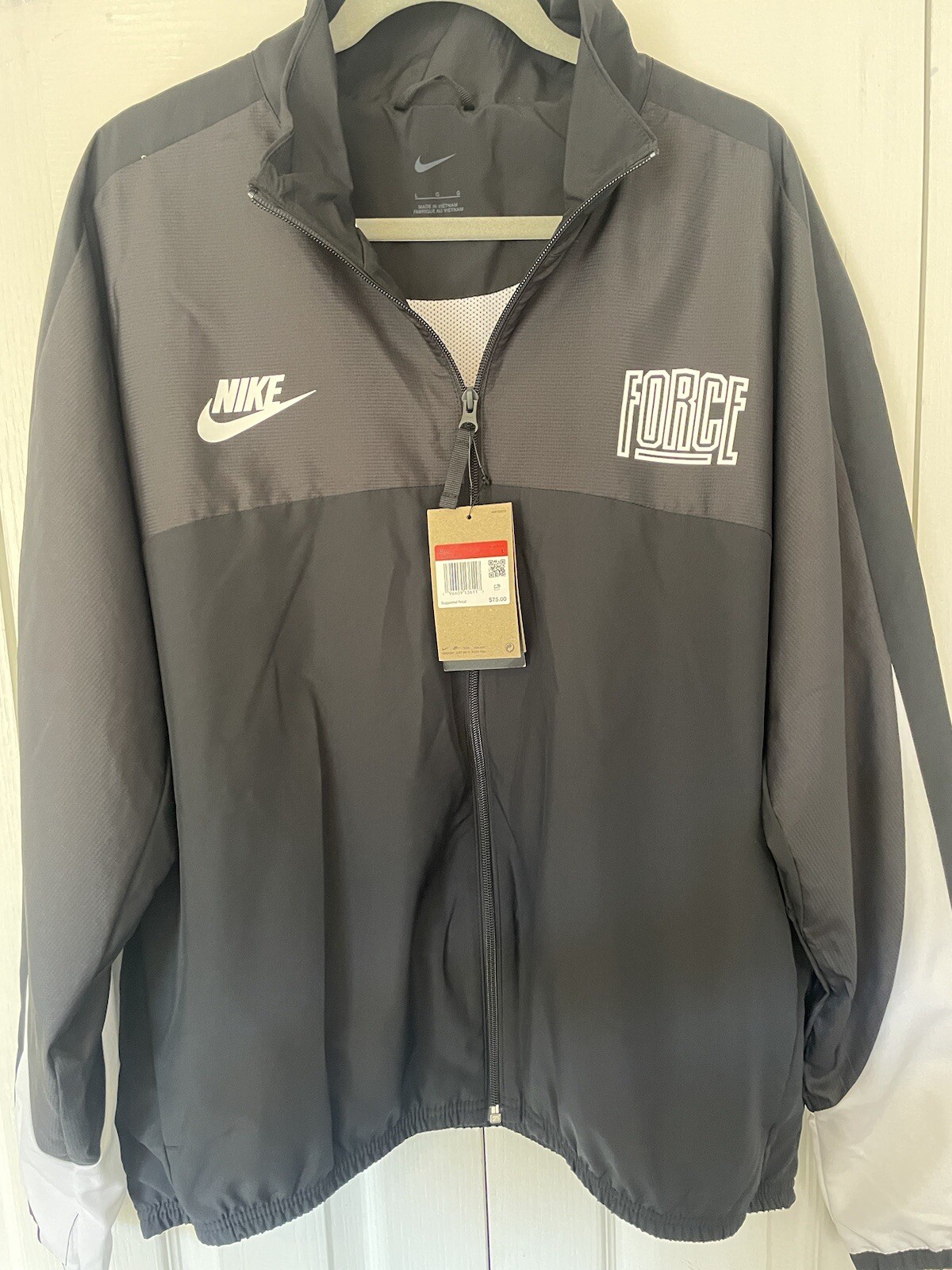 Nike Force Jacket for Men Size Large – Stylish & Comfortable
