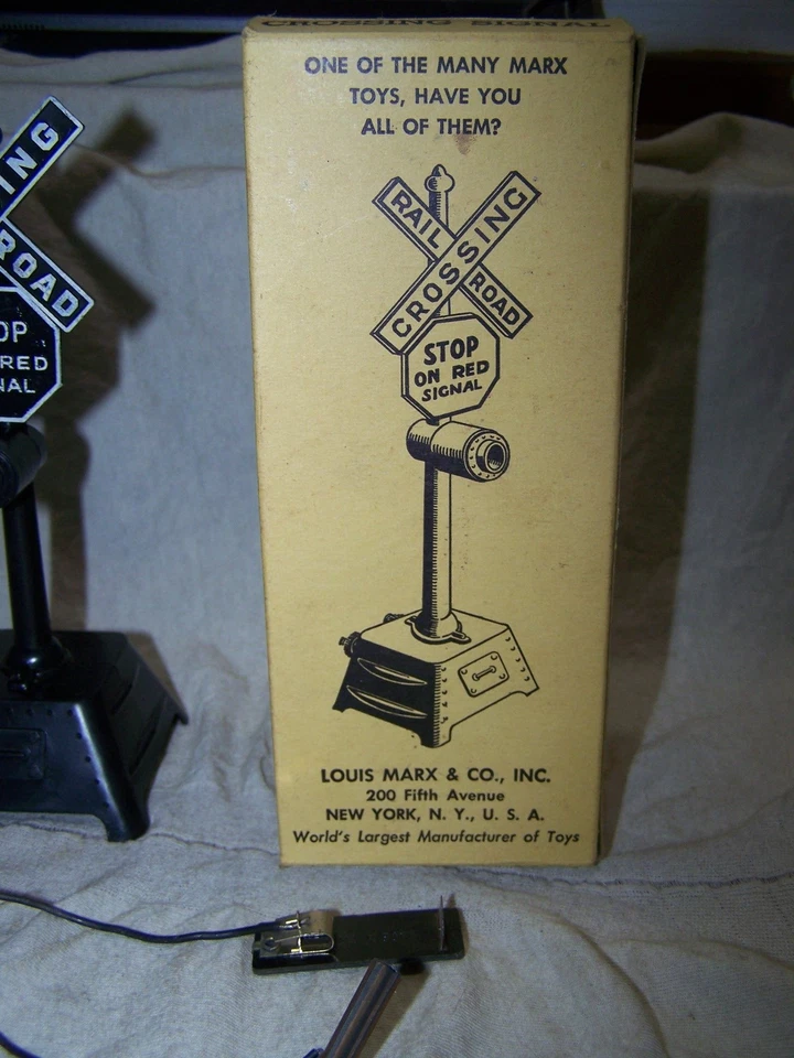 Marx #417 O Gauge Bell Ringing Crossing Signal with Box - Image 3 of 4