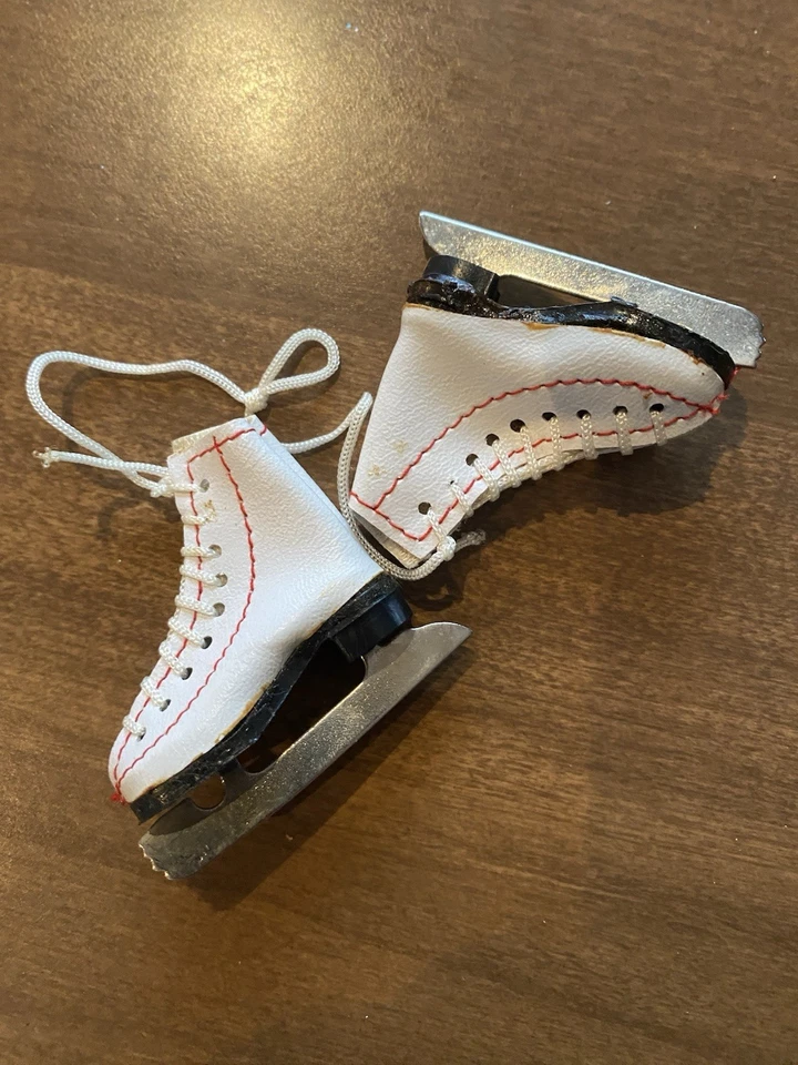 Patines de hielo vintage para muñeca - blancos Foto 2 de 4